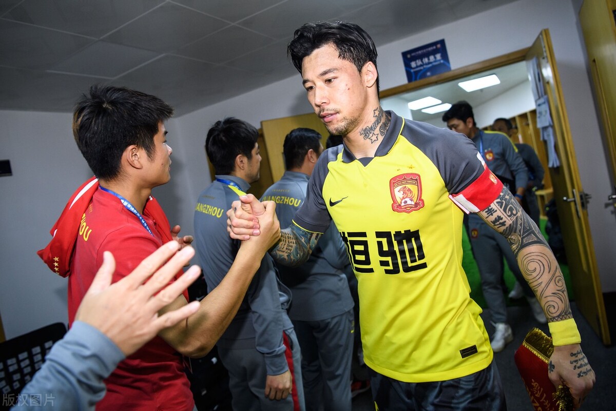 九游会官网入口-包含欧超杯集结日走向成谜，广州队官宣签约，悬念犹存，赛程密集仍需轮换的词条